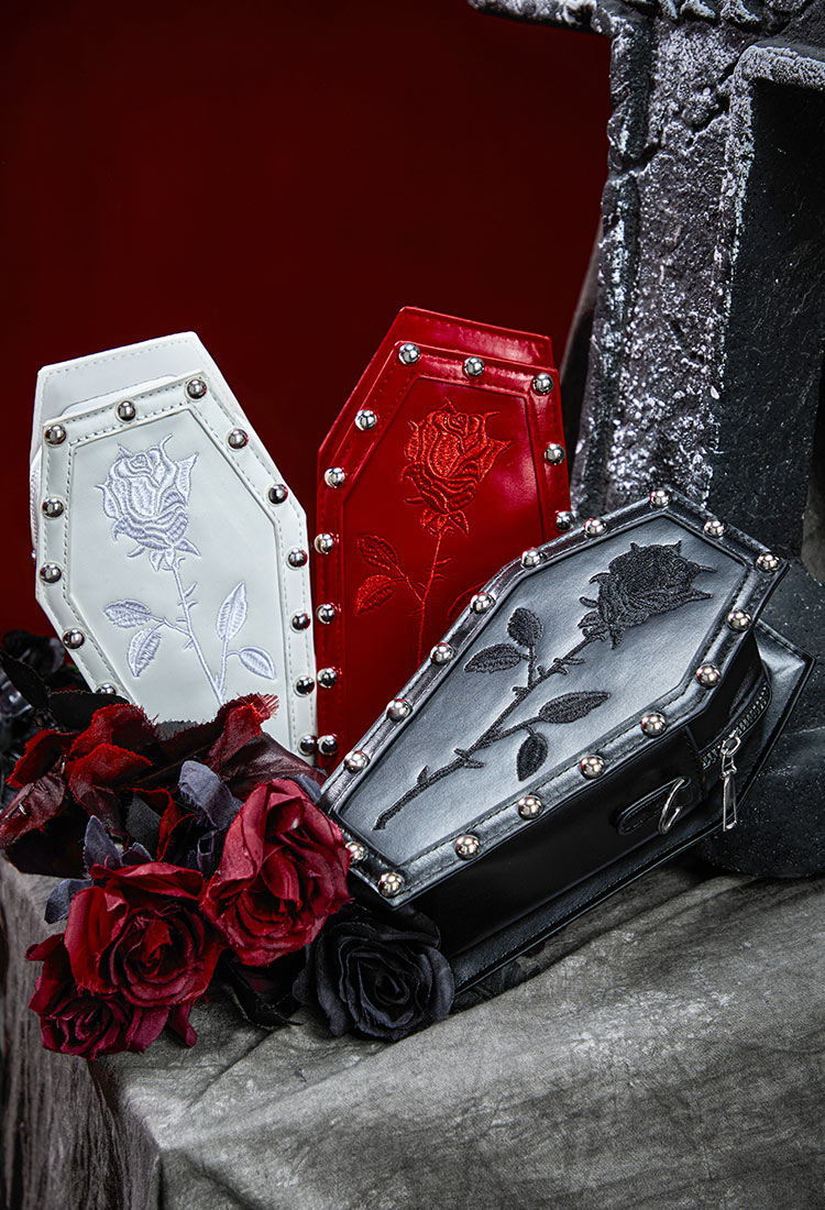 Bolso bandolera gótico de Halloween con forma de ataúd bordado de rosas y remaches