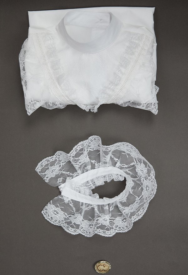 Disfraz de Cosplay Blusa Victoriana de Estilo Medieval con Encaje en las Mangas Abullonadas Mangas a Media Altura Camisa Blanca con Alfiler y Cuello Disfraz de Cosplay Blusa Victoriana de Estilo Medieval con Encaje en las Mangas Abullonadas Mangas a Media Altura Camisa Blanca con Alfiler y Cuello
