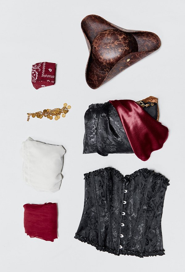 Costume de pirate pour femme pour Halloween chemisier à épaules dénudées et jupe asymétrique avec ceinture et chapeau
