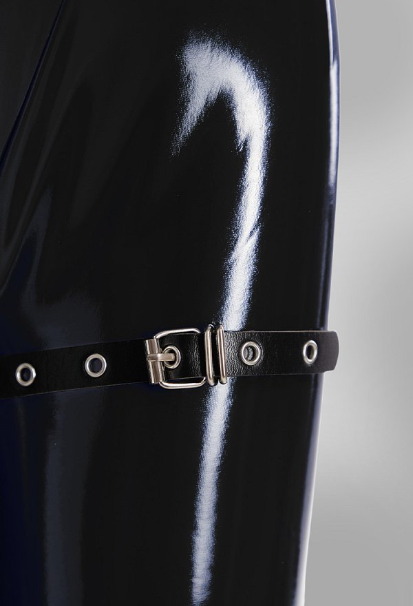 Costume d'uniforme de policière en body noir brillant en simili-cuir avec chapeau et ceinture