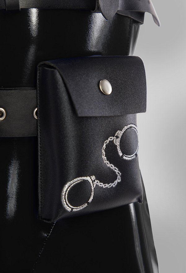 Costume d'uniforme de policière en body noir brillant en simili-cuir avec chapeau et ceinture