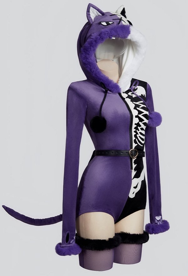 Ángeles caídos Body negro y morado gótico con estampado de calaveras en contraste simétrico combinado con cola y cinturón Ángeles caídos Body negro y morado gótico con estampado de calaveras en contraste simétrico combinado con cola y cinturón