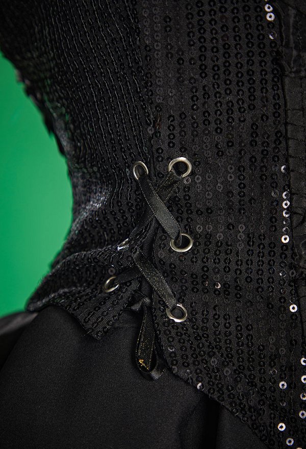 Ensemble gothique inspiré d'Elphaba dans Wicked robe à manches cloche et épaules dénudées avec corset et chapeau