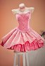 Ensemble de soirée rose inspiré de Glinda la méchante composé d'un haut à épaules dénudées et d'une jupe à volants avec collier ras-du-cou et gants