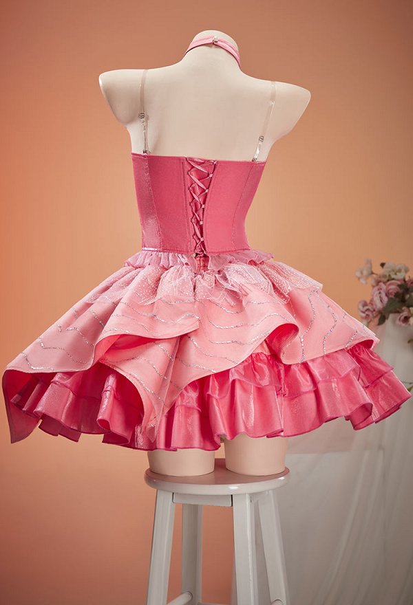 Ensemble de soirée rose inspiré de Glinda la méchante composé d'un haut à épaules dénudées et d'une jupe à volants avec collier ras-du-cou et gants
