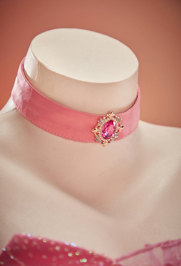 Ensemble de soirée rose inspiré de Glinda la méchante composé d'un haut à épaules dénudées et d'une jupe à volants avec collier ras-du-cou et gants