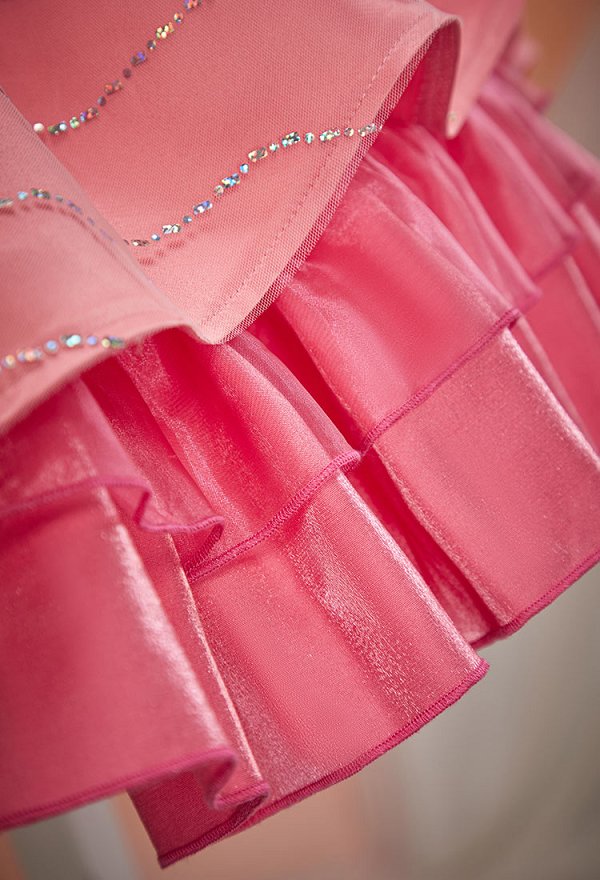 Ensemble de soirée rose inspiré de Glinda la méchante composé d'un haut à épaules dénudées et d'une jupe à volants avec collier ras-du-cou et gants