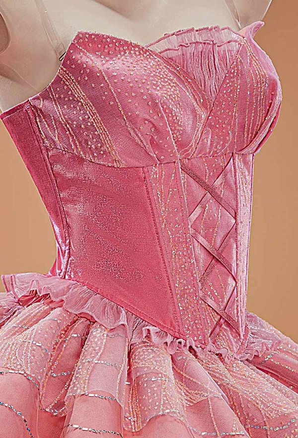 Ensemble de soirée rose inspiré de Glinda la méchante composé d'un haut à épaules dénudées et d'une jupe à volants avec collier ras-du-cou et gants