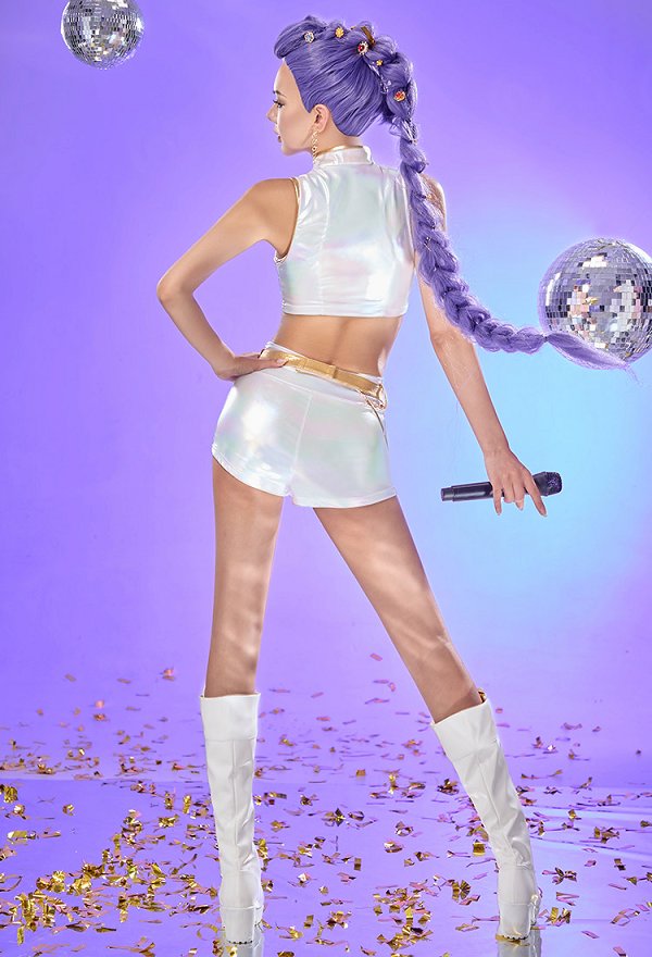 K-POP: Cazadoras de Demonios Cosplay Blanco Outfit de promoción Chaqueta y pantalón corto con cinturón y pendientes K-POP: Cazadoras de Demonios Cosplay Blanco Outfit de promoción Chaqueta y pantalón corto con cinturón y pendientes