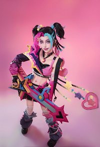 LOL Jinx Lovestruck Cosplay Kostüm Oberteil Rock Set mit Zubehör
