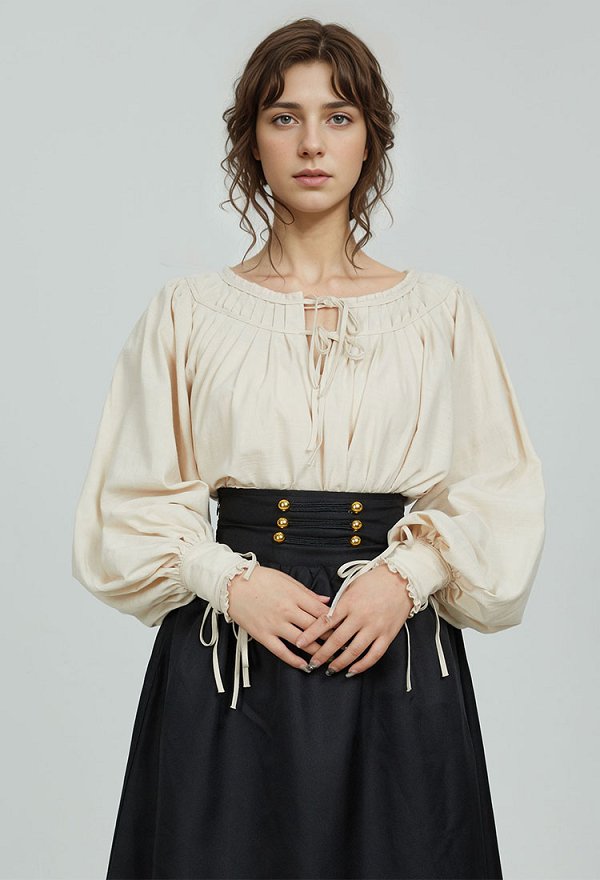 Camisa de señora medieval con pliegues en el borde y mangas anchas
