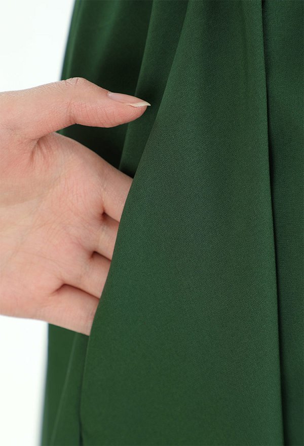 Vestido corto del Renacimiento con cuello ancho y mangas anchas de la Edad Media