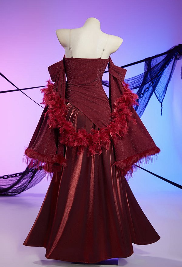 Superhero Dérivé Vin Robe rouge à épaules dénudées avec cape en fourrure et masque