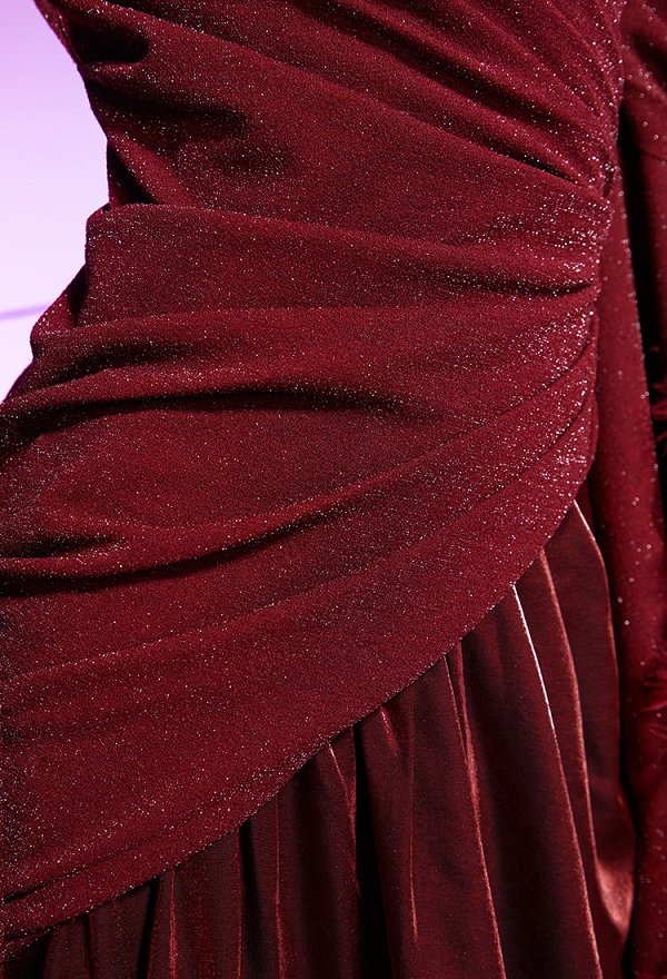 Superhero Dérivé Vin Robe rouge à épaules dénudées avec cape en fourrure et masque