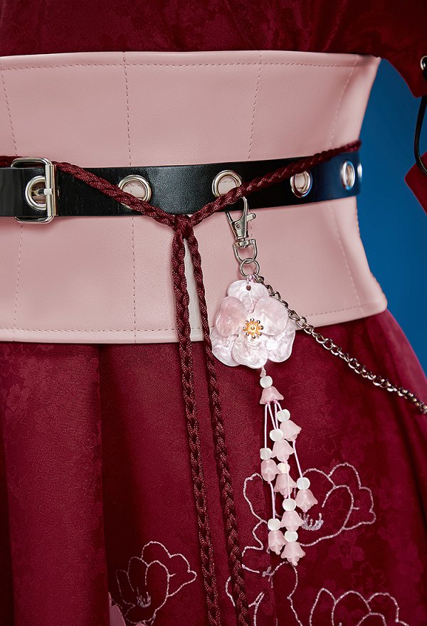 Kasuno Sakura Derivado Abrigo asimétrico con estampado de flores de cerezo y top sin mangas con un cinturón y pantalones cortos. Kasuno Sakura Derivado Abrigo asimétrico con estampado de flores de cerezo y top sin mangas con un cinturón y pantalones cortos.