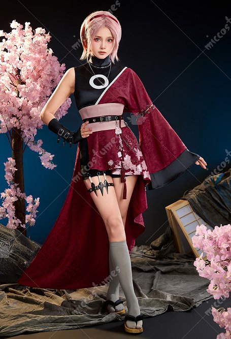 Kasuno Sakura Derivado Abrigo asimétrico con estampado de flores de cerezo y top sin mangas con un cinturón y pantalones cortos.