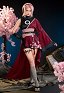 Kasuno Sakura Derivado Abrigo asimétrico con estampado de flores de cerezo y top sin mangas con un cinturón y pantalones cortos.
