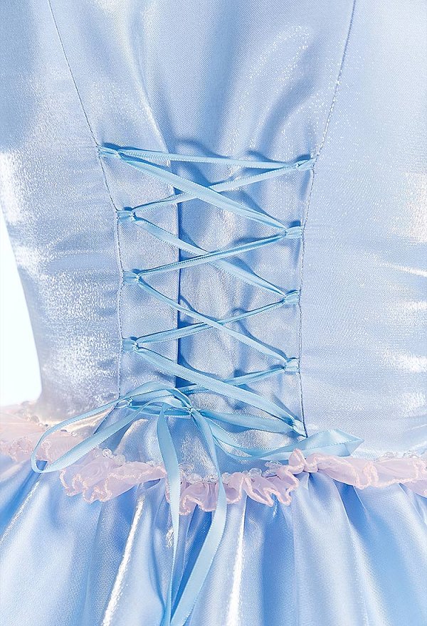 El traje de cosplay de Erika de La princesa y el mendigo vestido de princesa con gargantilla y diadema