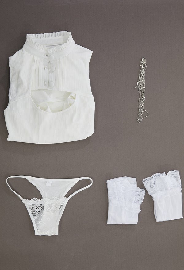 Fern Derivative Sexy Dessous Set Lingerie ausgeschnittenes Kleid mit hohem Schlitz und Tanga Strümpfen Brustkette