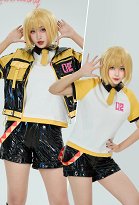 Camiseta vocal y abrigo con pantalones cortos y cinturón traje informal Disfraz de Cosplay Camiseta vocal y abrigo con pantalones cortos y cinturón traje informal Disfraz de Cosplay