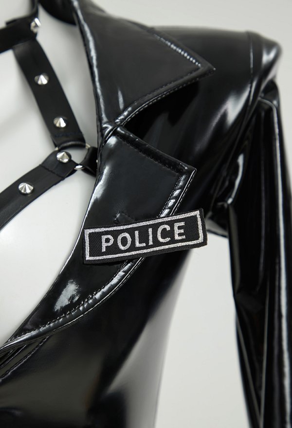 Ensemble Combinaison en une Seule Pièce pour Femme Flic Sexy avec Décolleté Plongeant Clous en Métal et Combinaison Moulante Associée à une Ceinture et des Bas en Résille