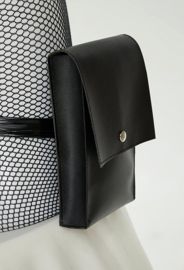 Ensemble Combinaison en une Seule Pièce pour Femme Flic Sexy avec Décolleté Plongeant Clous en Métal et Combinaison Moulante Associée à une Ceinture et des Bas en Résille