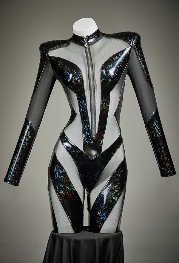 Body sexy y atractivo con cuero brillante y paneles de malla