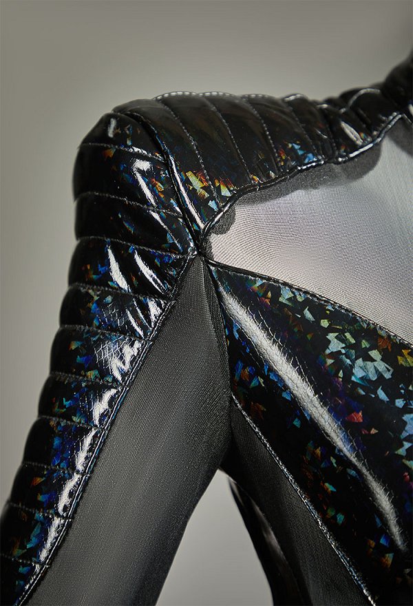 Body sexy y atractivo con cuero brillante y paneles de malla