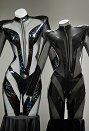 Body sexy y atractivo con cuero brillante y paneles de malla