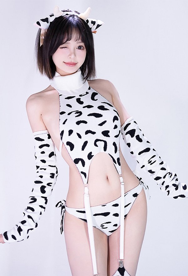 Conjunto de Punto Sexy con Estampado de Vaca con Top Halter y Braguita con Medias y Diadema