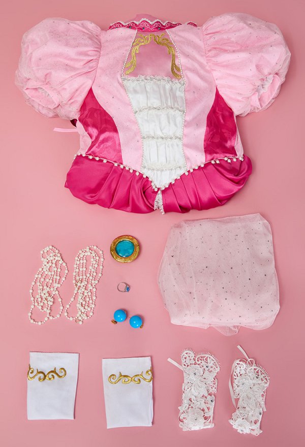 Disfraz de princesa Peach para cosplay con delantal y cadena en la cintura
