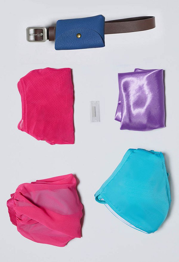 Maillot de bain deux pièces dérivé de Dragon Boru Bulma composé d'un haut et d'une culotte avec cache-maillot et ceinture