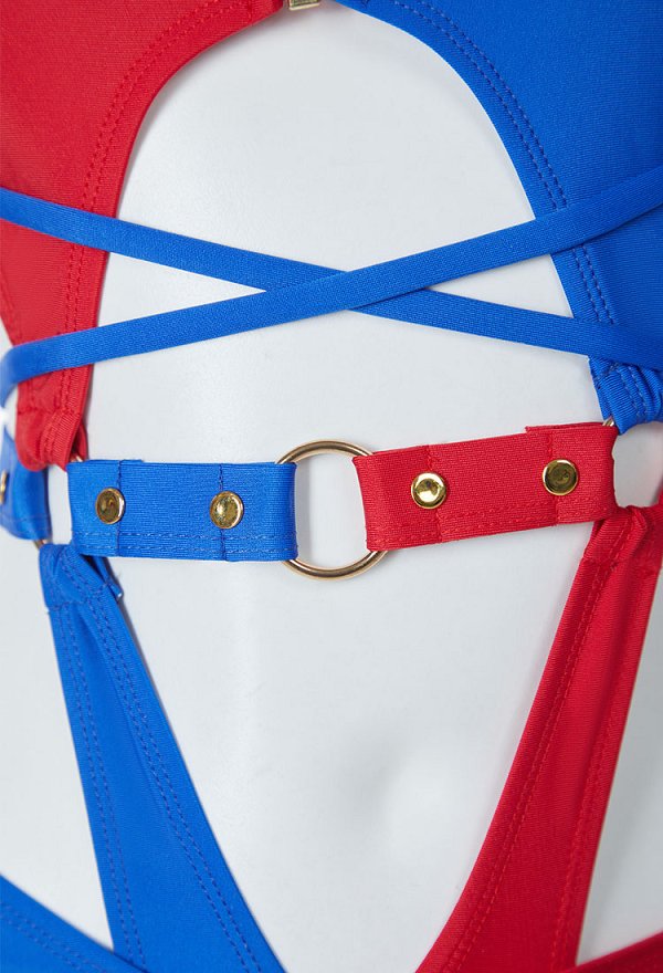 Traje de baño de una pieza con cuello halter y aberturas rojo y azul de la línea Clown Women Derivative