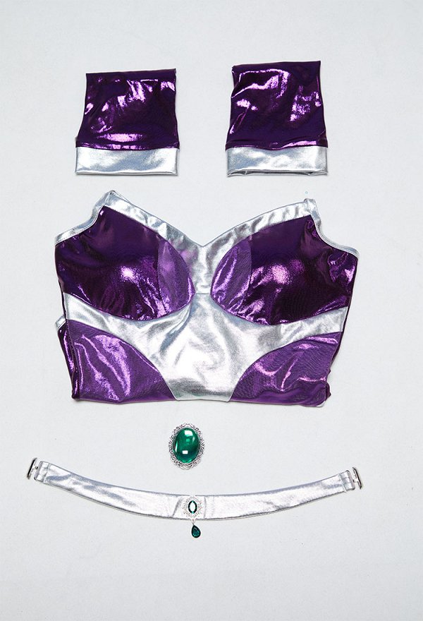 Maillot de bain une pièce à col bénitier manches et col avec empiècements de couleur inspiré des super-héroïnes Teen Titans