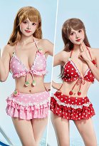 Traje de baño conjunto de bikini de fresa con lunares retro y lazo. Traje de baño conjunto de bikini de fresa con lunares retro y lazo.