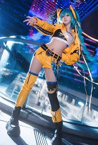 Vocal 17 Anniversary Cosplay Kostüm Oberteil Shorts mit Jacke Gelben Beinstulpen Vocal 17 Anniversary Cosplay Kostüm Oberteil Shorts mit Jacke Gelben Beinstulpen
