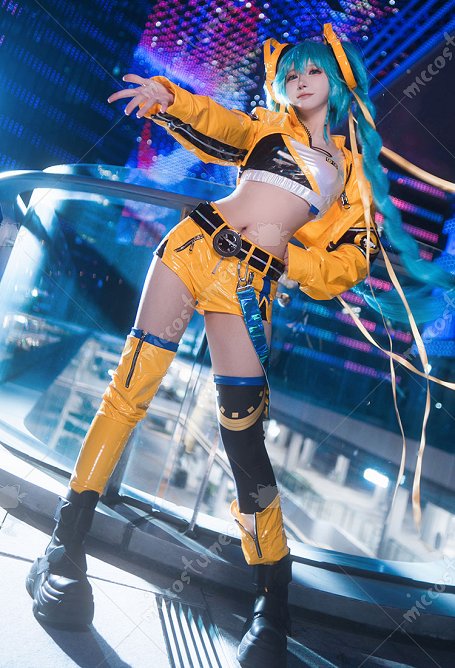 Traje de cosplay del 17.º aniversario de Vocal sujetador, pantalones cortos  chaqueta de manga larga y cubrepiernas amarillo