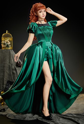 Wednesday Grünes Ballkleid Agnes DeMille mit kurzärmeligem Hemd und Shorts