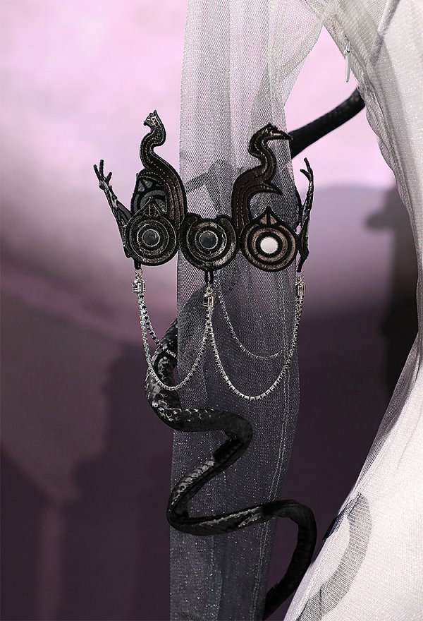 Onmyoji Izanami Cosplay Kostüm Rückenfreies Kleid Armreif Ohrring und Nagelplatte